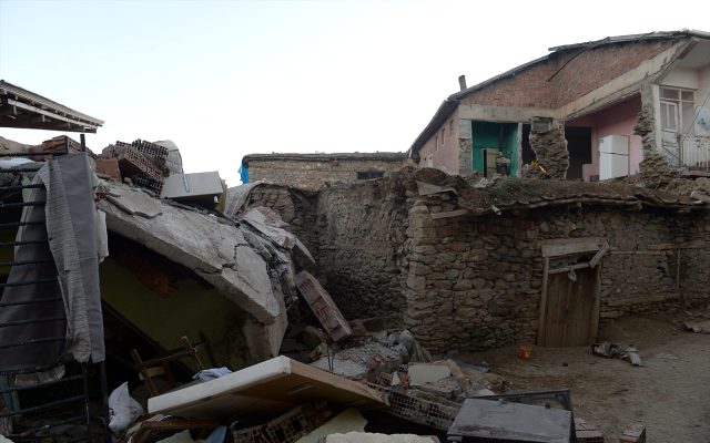 Depremin ardından Çevrimtaş Köyü... Tek bir sağlam bina kalmadı