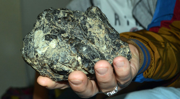 Tarlada bulduğu taşın gök taşı olduğunu iddia etti