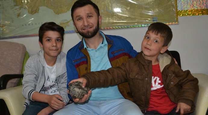 Tarlada bulduğu taşın gök taşı olduğunu iddia etti