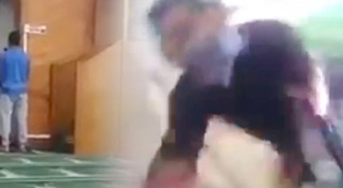 Camiye saldıran teröristi durdurmak için üzerine atladı