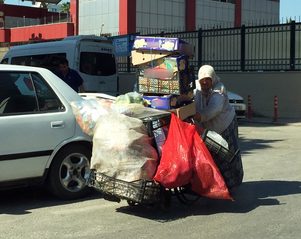Tekerlekli sandalyeyle ekmek mücadelesi