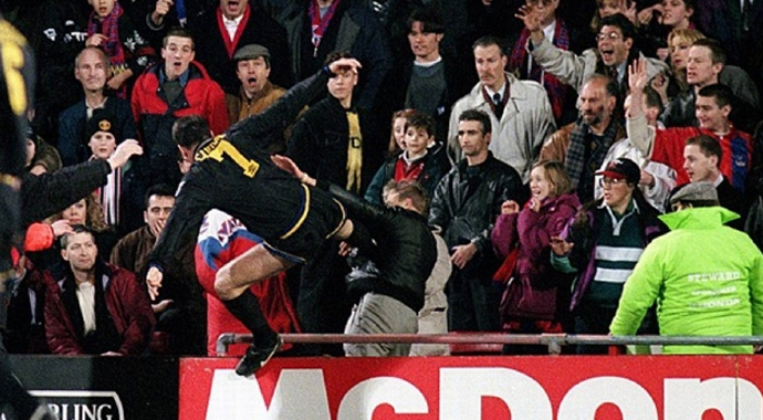 Futbolcu kendisine küfreden taraftara tekme attı