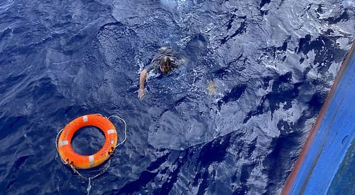 Teknesi alabora olan Amerikalı denizci, 2 gün sonra pruvaya yapışmış vaziyette bulundu