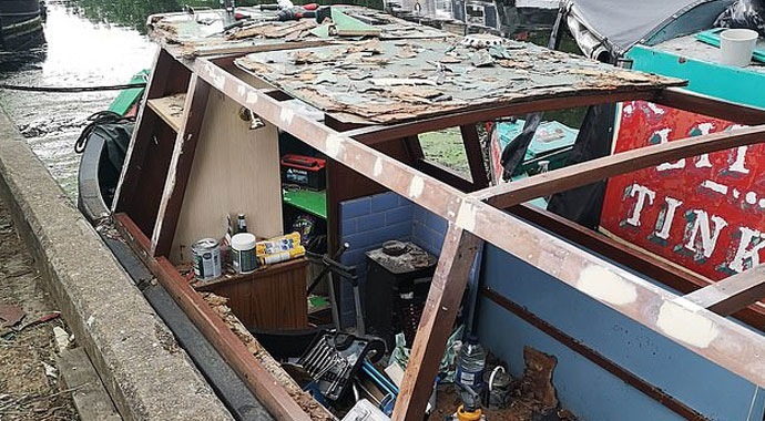 Kira fazla gelince eve dönüştürdükleri teknede yaşıyorlar