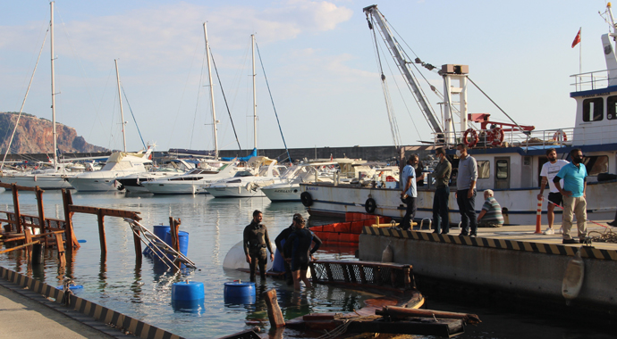 Alanya’da alabora olan tekne karaya çıkarıldı