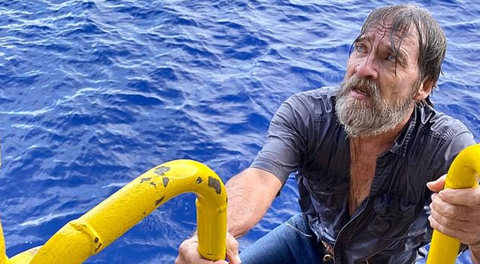 Teknesi alabora olan Amerikalı denizci, 2 gün sonra pruvaya yapışmış vaziyette bulundu