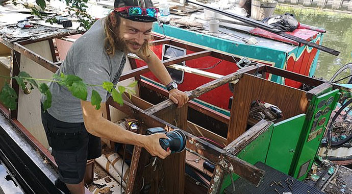 Kira fazla gelince eve dönüştürdükleri teknede yaşıyorlar