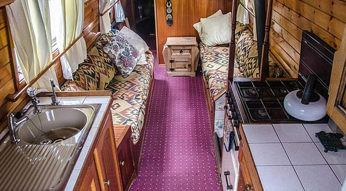 Kira fazla gelince eve dönüştürdükleri teknede yaşıyorlar