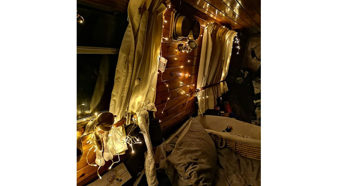 Kira fazla gelince eve dönüştürdükleri teknede yaşıyorlar