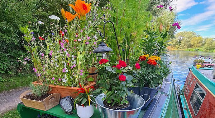 Kira fazla gelince eve dönüştürdükleri teknede yaşıyorlar