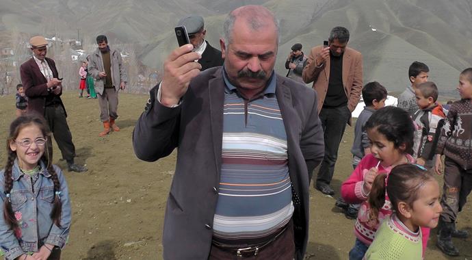 Bu köyde telefon çekmiyor