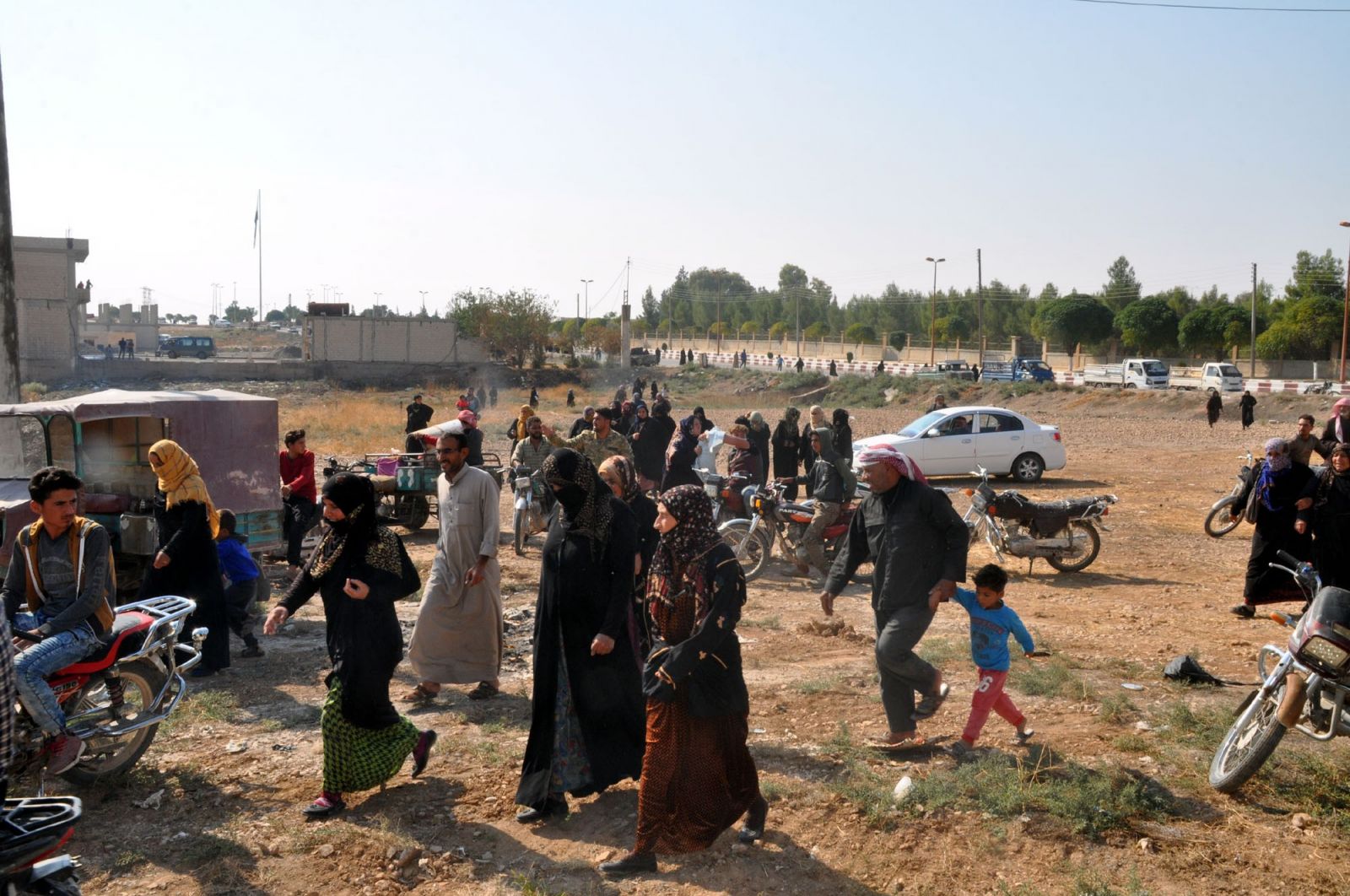 Telabyad'daki sivillere STK'lardan insani yardım