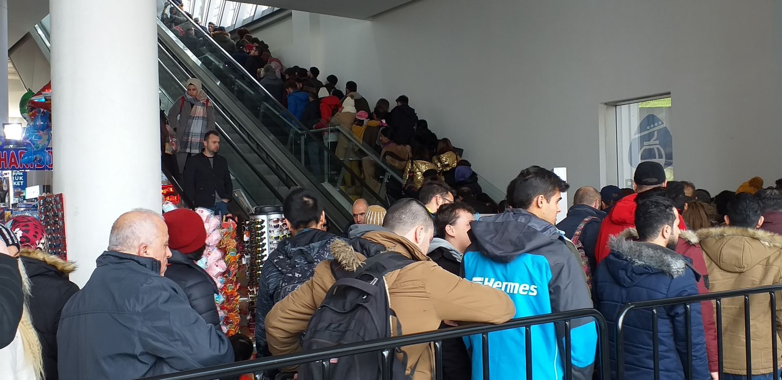 Teleferik fiyatları yarı yarıya ucuzladı, yüzlerce metre kuyruk oluştu