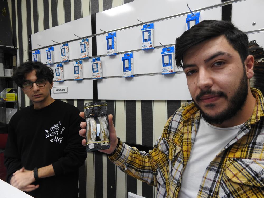 Tamir etmek istediği telefon elindeyken bomba gibi patladı