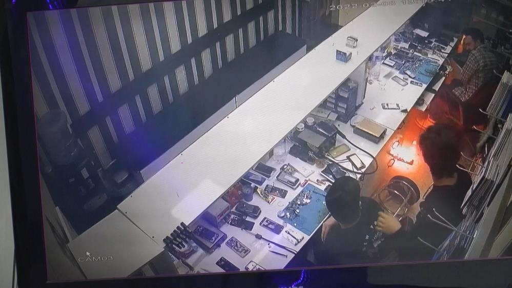 Tamir etmek istediği telefon elindeyken bomba gibi patladı