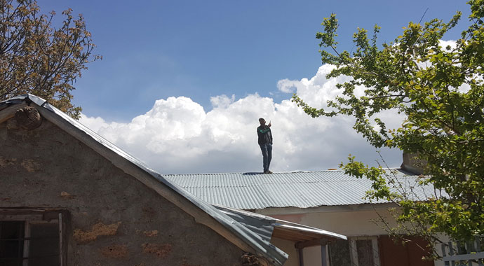 Telefonları çekmiyor çatıya çıkıyorlar