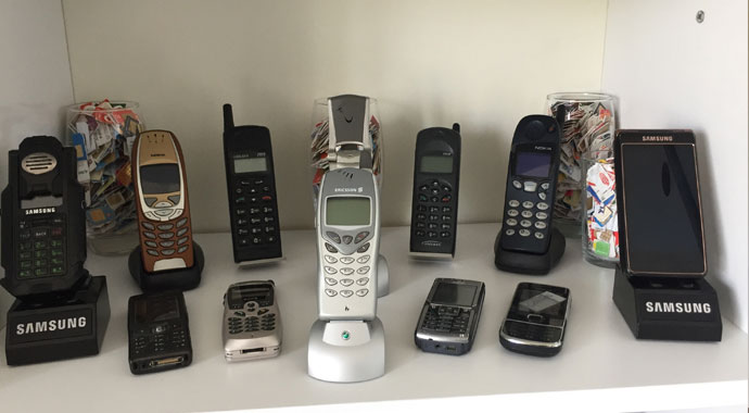 15 yılda biriktirdiği cep telefonları ile uyuyor