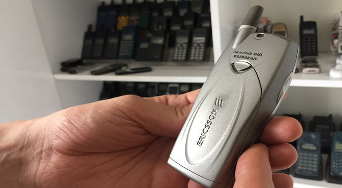 15 yılda biriktirdiği cep telefonları ile uyuyor