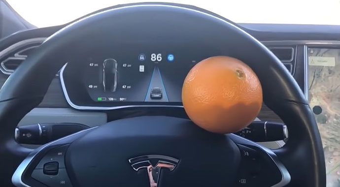 Tesla’daki otomatik pilot sistemi kolayca devre dışı bırakılabiliyor