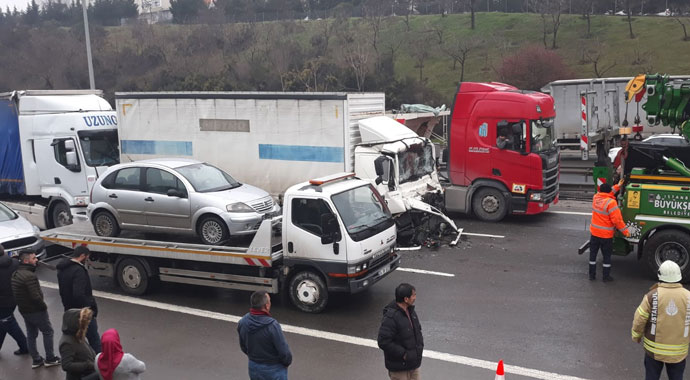 Üst geçide takılan kamyon zincirleme kazaya sebep oldu