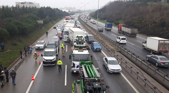 Üst geçide takılan kamyon zincirleme kazaya sebep oldu
