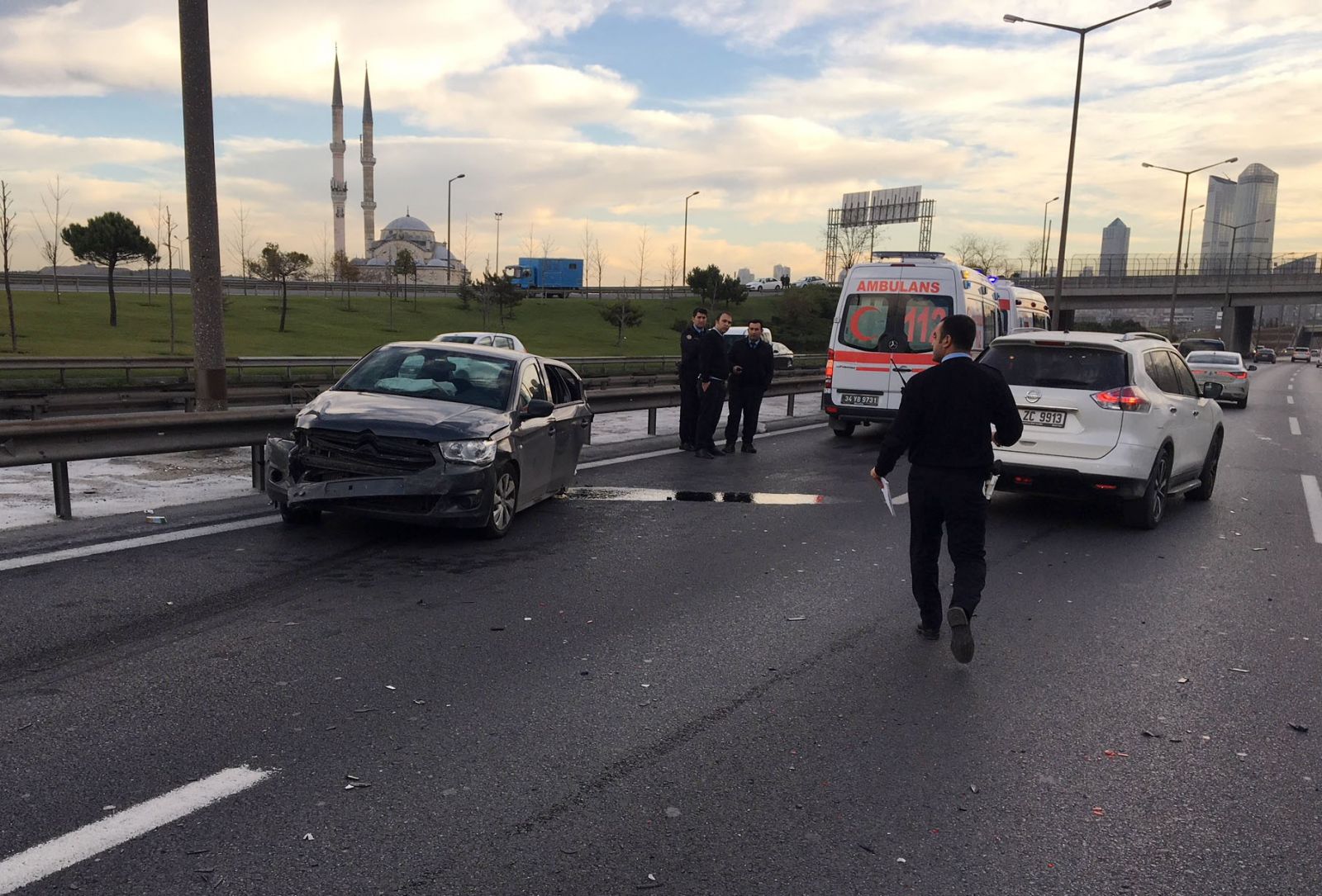 TEM’de zincirleme kaza: 4 polis yaralı
