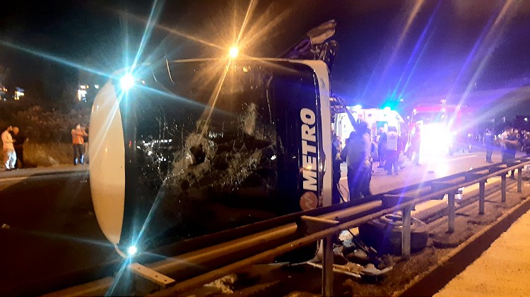 Kocaeli'de yolcu otobüsü devrildi: 1 ölü, 17 yaralı