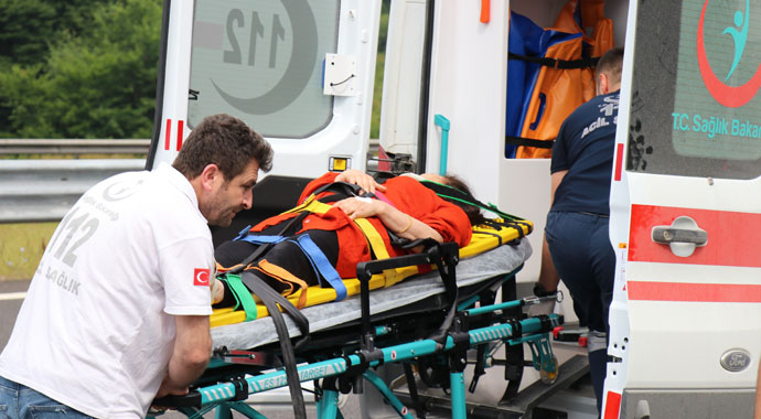 Otomobil TEM’de park halindeki hafif ticari araca çarptı: 5 yaralı