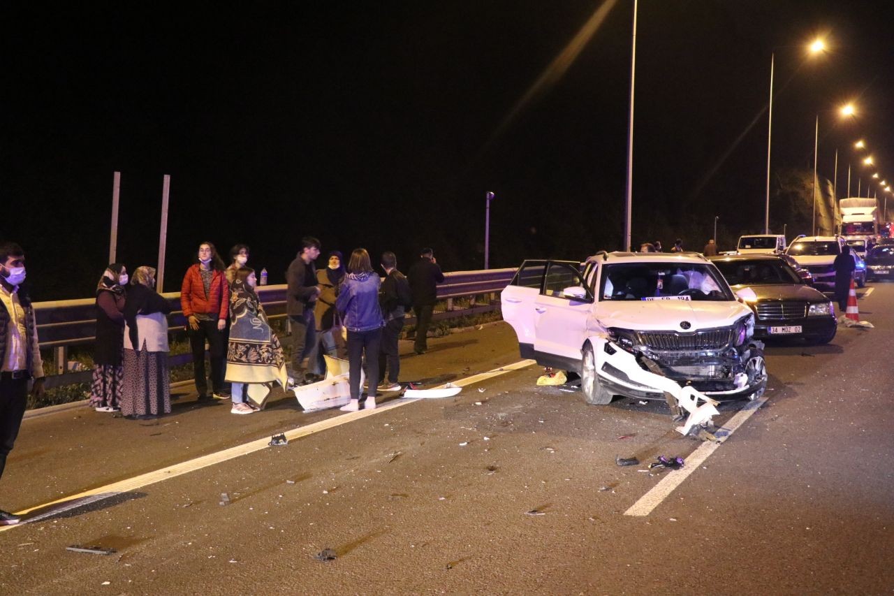 TEM’de freni patlayan kamyon önündeki araçları biçti: 9 yaralı