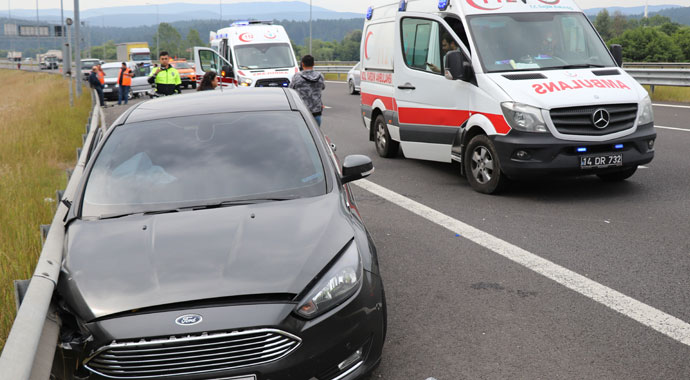 Otomobil TEM’de park halindeki hafif ticari araca çarptı: 5 yaralı