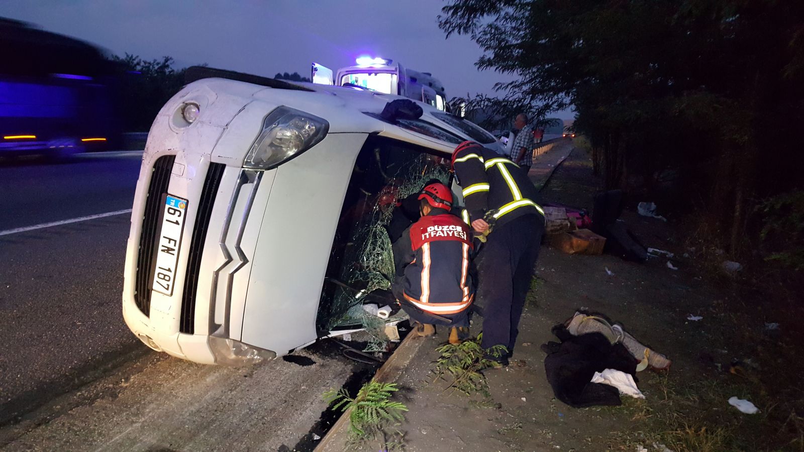 TEM'de feci kaza... Ticari araç devrildi: 6 yaralı