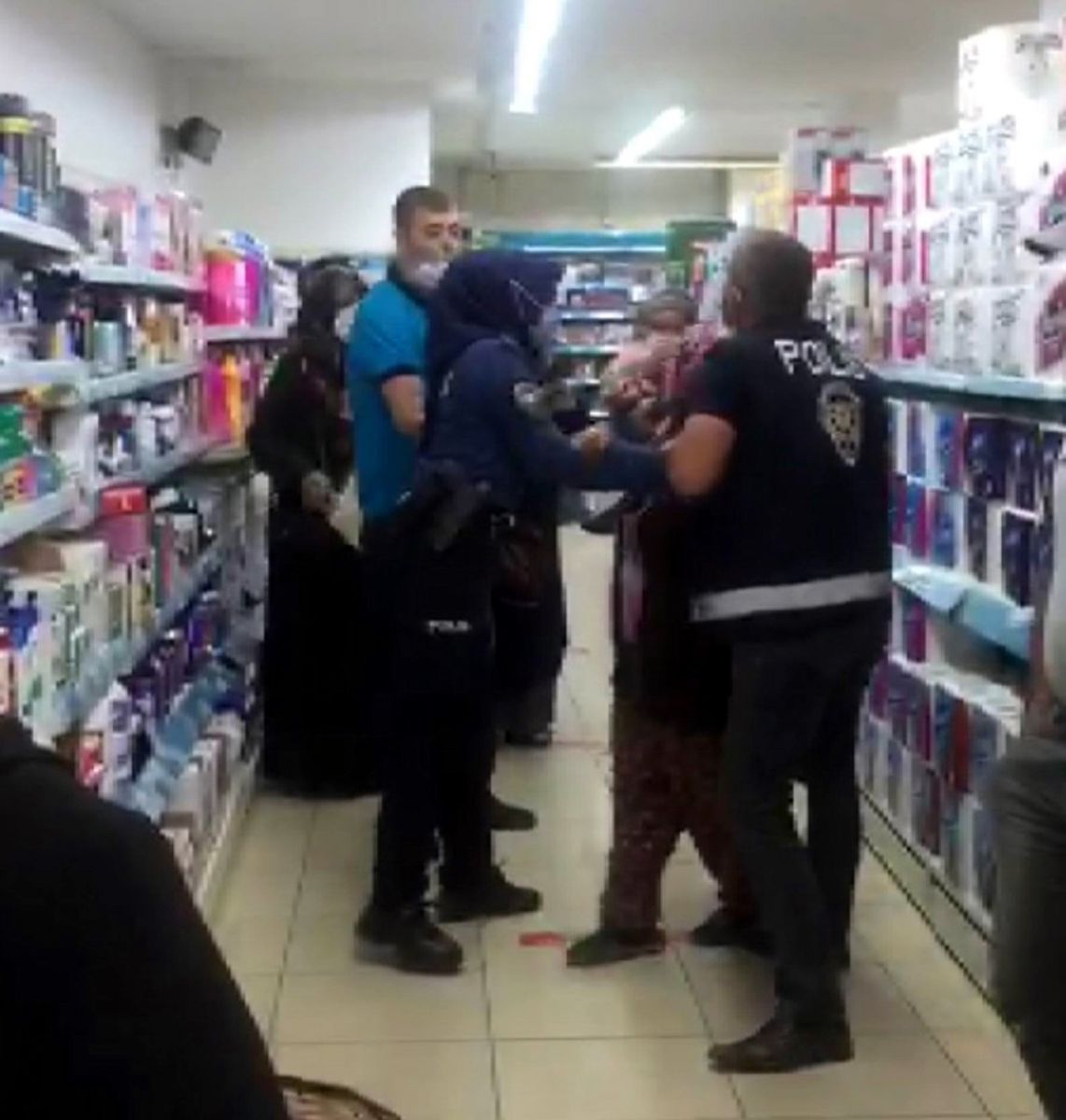 Kadınlar düdüklü tencere için kavga etti