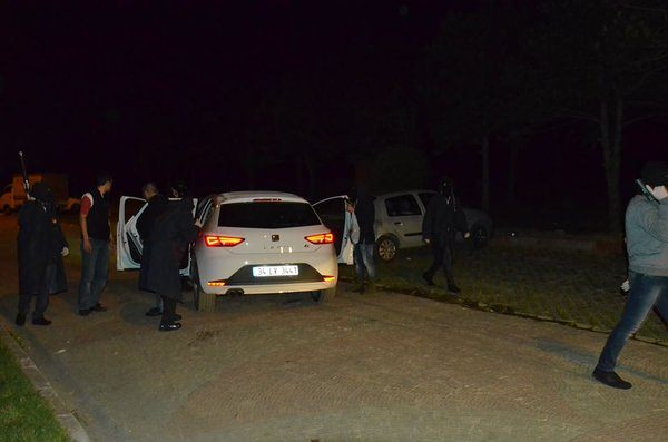 Eli silahlı teröristler, İstanbul'da yol kesip kimlik kontrolü yaptı