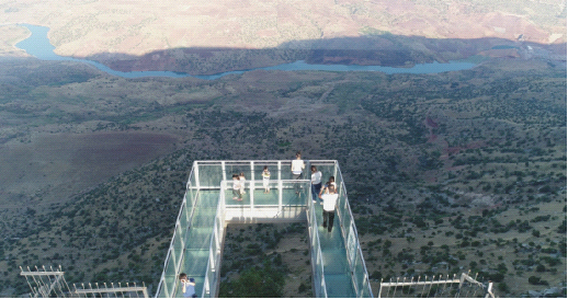 Cesaretin var mı gezmeye? Yüksek yüksek tepelerde cam teraslar