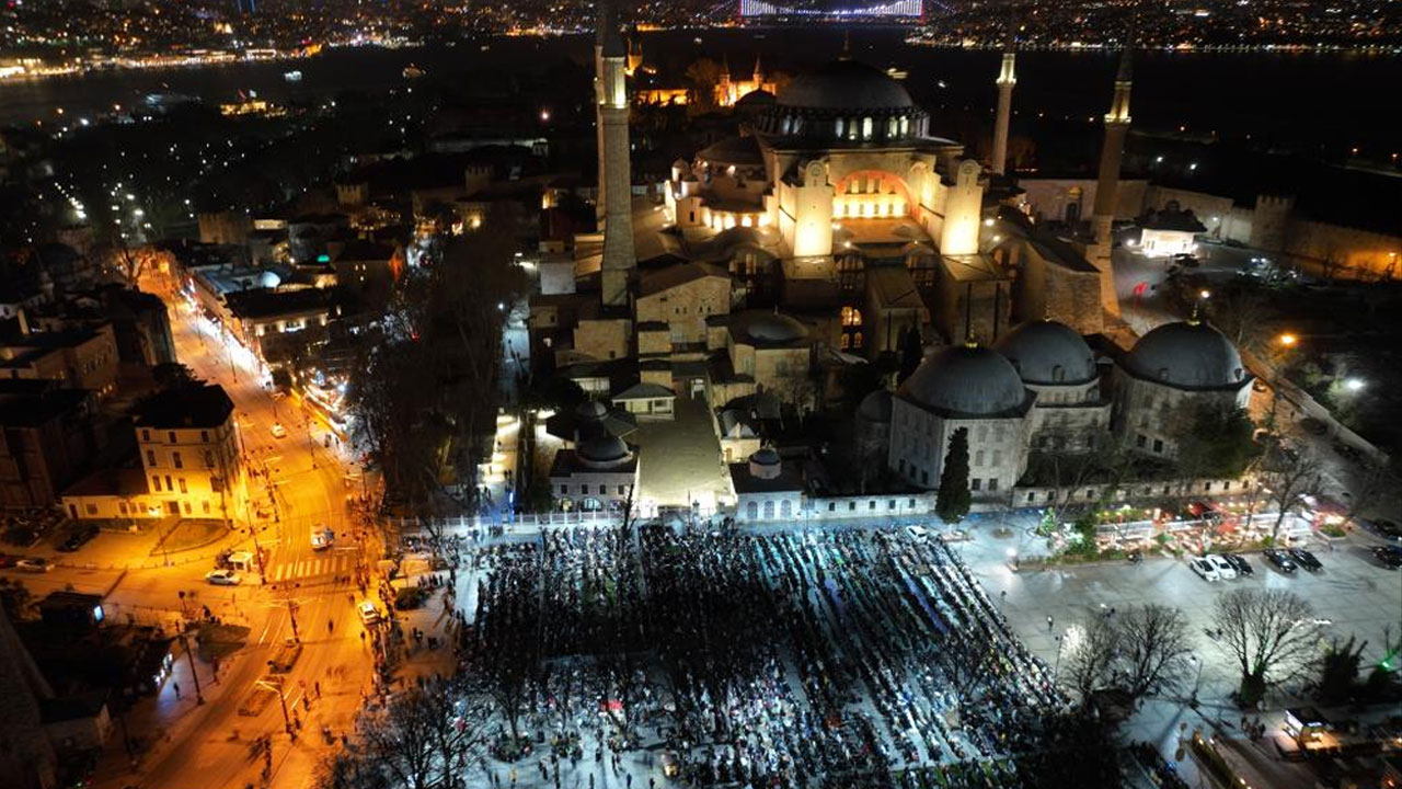 88 yılın ardından ilk... Ayasofya’da teravih heyecanı 88 yılın ardından ilk... Ayasofya’da teravih heyecanı