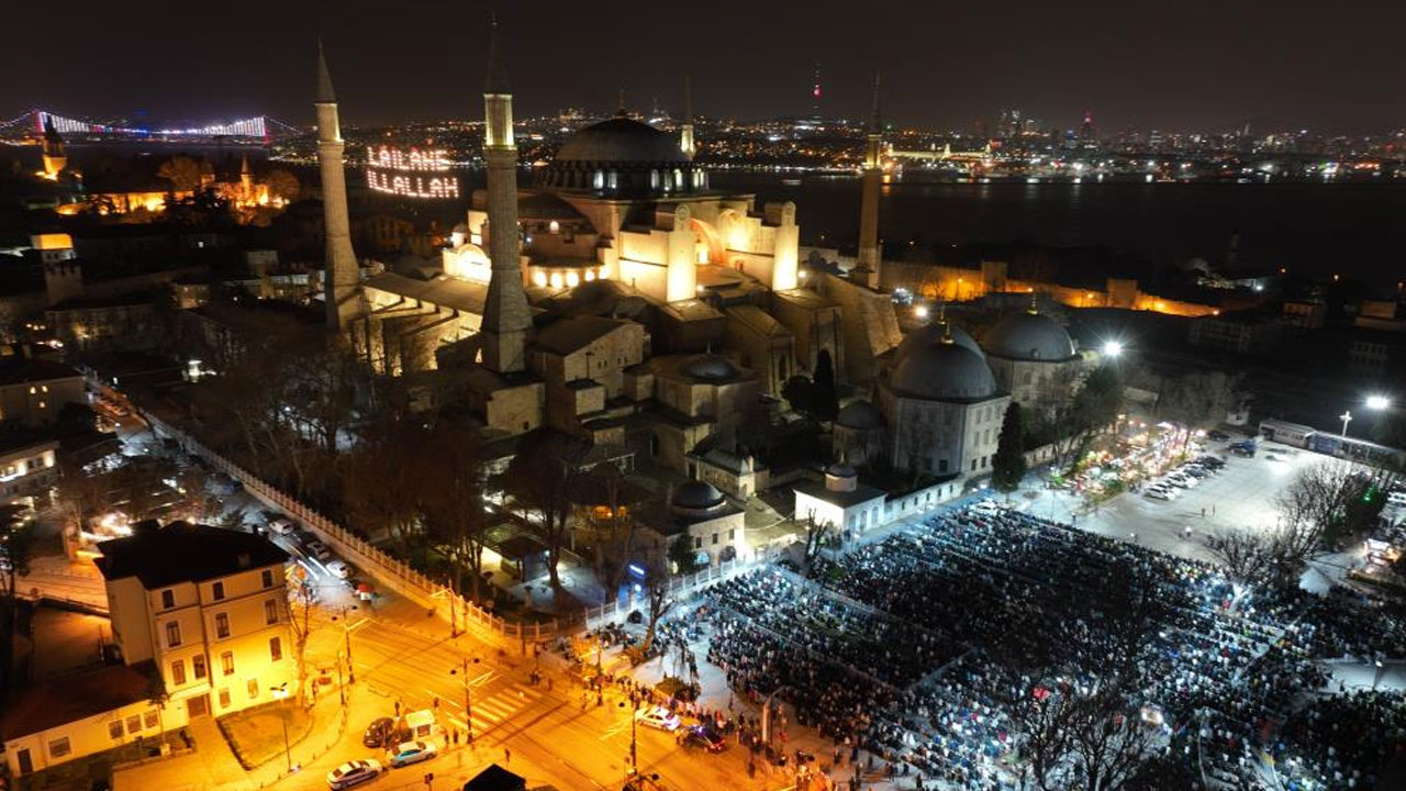 88 yılın ardından ilk... Ayasofya’da teravih heyecanı 88 yılın ardından ilk... Ayasofya’da teravih heyecanı