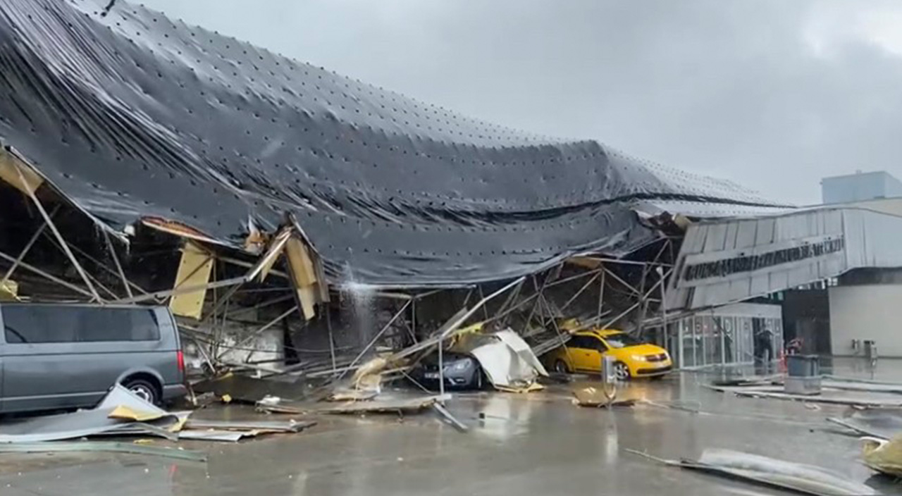 Bursa'da otobüs terminaline yıldırım düştü! Çatı çöktü, ağaçlar yıkıldı