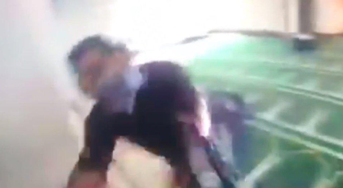 Camiye saldıran teröristi durdurmak için üzerine atladı