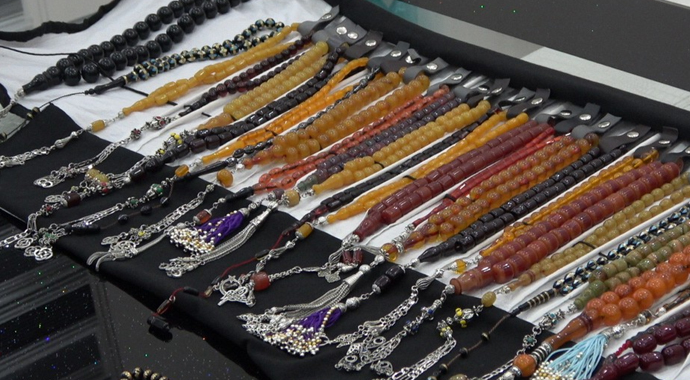 Bir daire fiyatına tespih koleksiyonu satın aldı