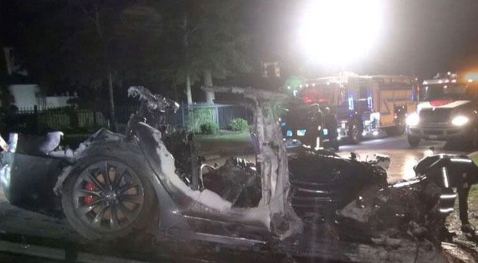 Sürücüsüz Tesla ağaca çarpıp küle döndü: 2 ölü