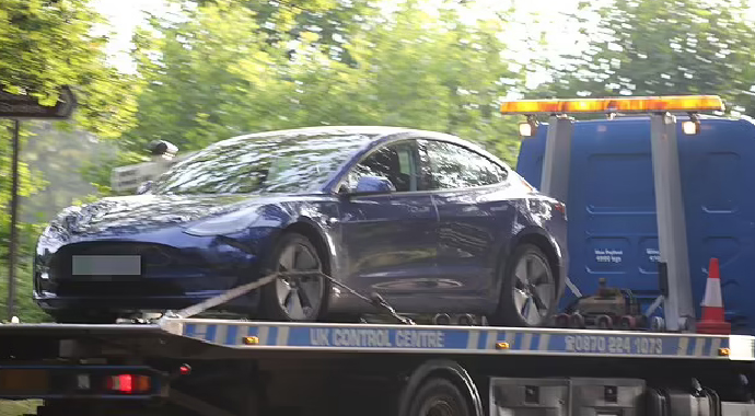 Tesla İngiltere’de yayaları biçti: 1’i ağır 6 yaralı