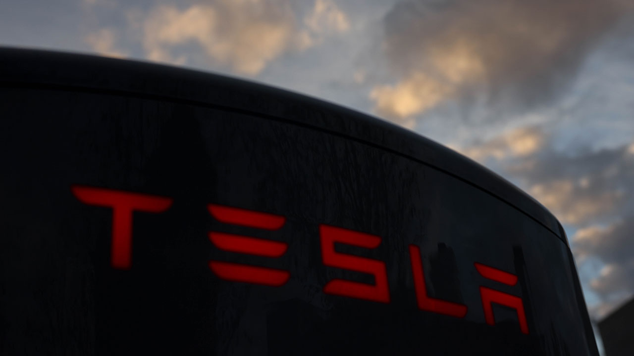 Elon Musk özür diledi: Tesla sürücülerini isyan ettiren kesinti