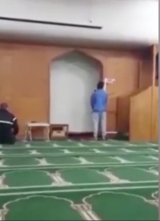 Camiye saldıran teröristi durdurmak için üzerine atladı