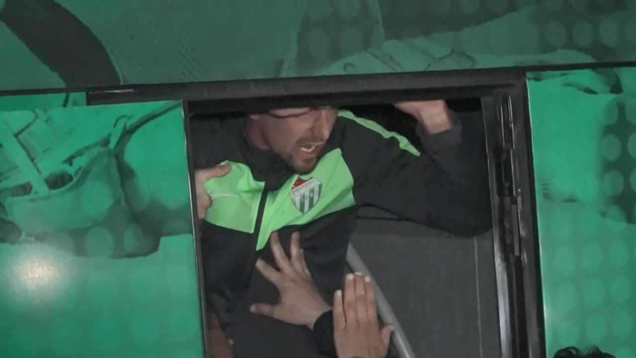 Önce Süper Lig'den şimdi de 1. Lig'den düştüler: Bursaspor'a taraftardan büyük tepki Önce Süper Lig'den şimdi de 1. Lig'den düştüler: Bursaspor'a taraftardan büyük tepki