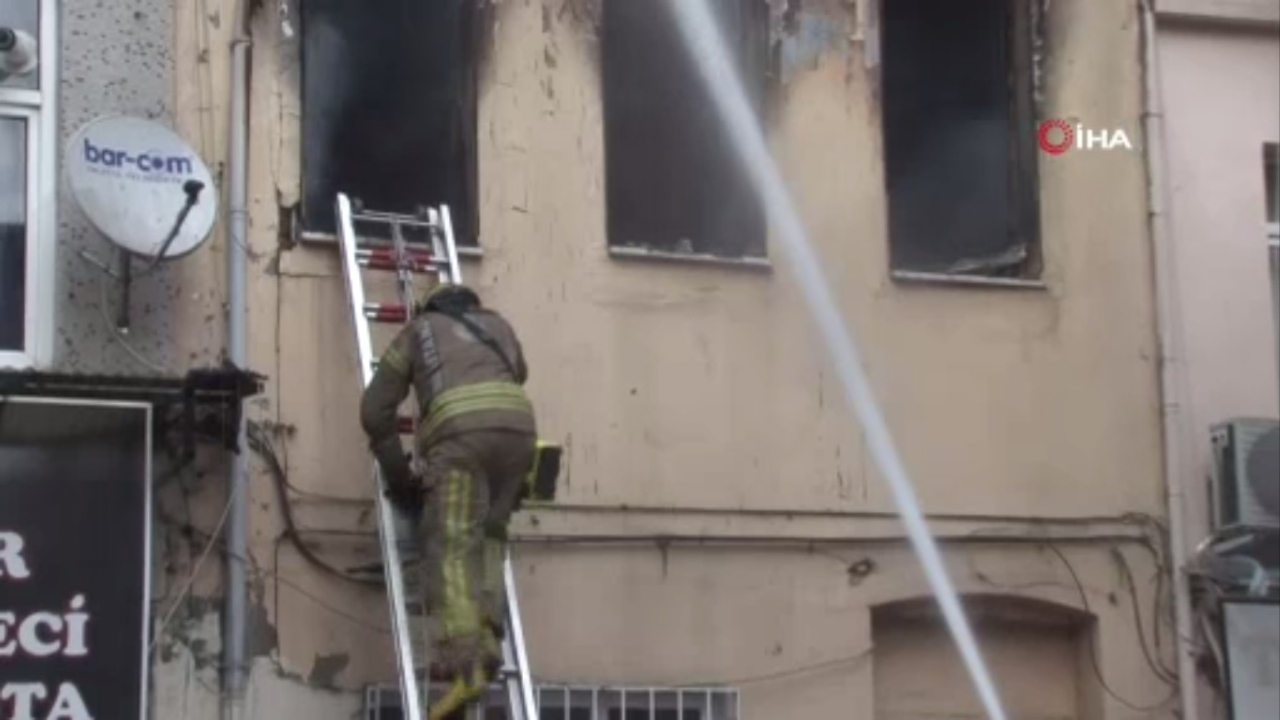 Beşiktaş Ortaköy'de ahşap binada yangın paniği