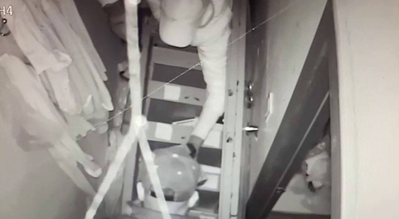 Film gibi olay! Duvarı delerek girdikleri telefoncuda 450 bin liralık vurgun yaptılar