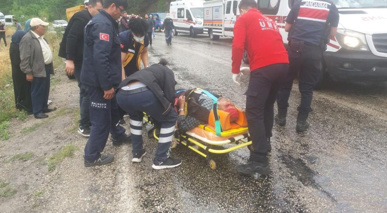 Balıkesir-Kütahya yolunda feci kaza: 7 ölü, 11 yaralı Balıkesir-Kütahya yolunda feci kaza: 7 ölü, 11 yaralı