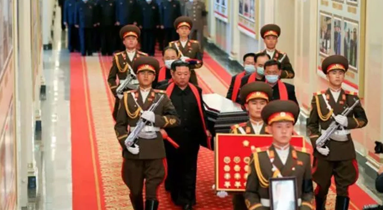 Kuzey Kore lideri Kim Joung-un’u ağlatan ölüm: Gözyaşlarıyla toprak attı Kuzey Kore lideri Kim Joung-un’u ağlatan ölüm: Gözyaşlarıyla toprak attı