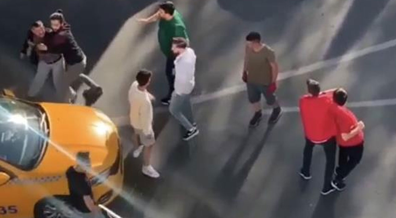 Taksicilerin müşteri kavgası: Caddeyi ringe çevirdiler