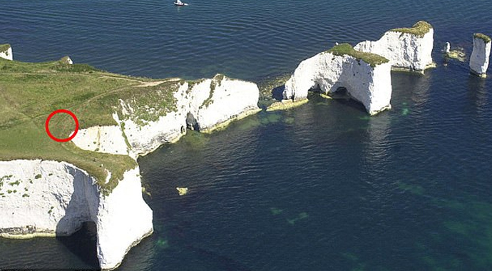 Selfie çekerken uçurumdan denize düştü